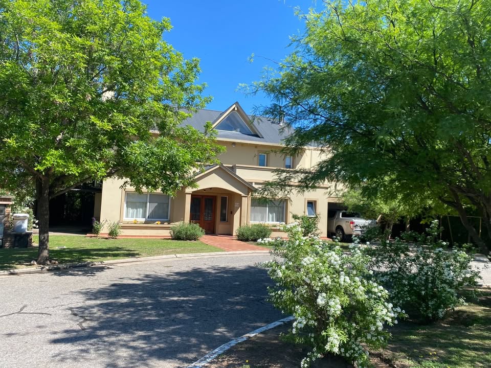 Se vende casa de Categoría en Valle Escondido