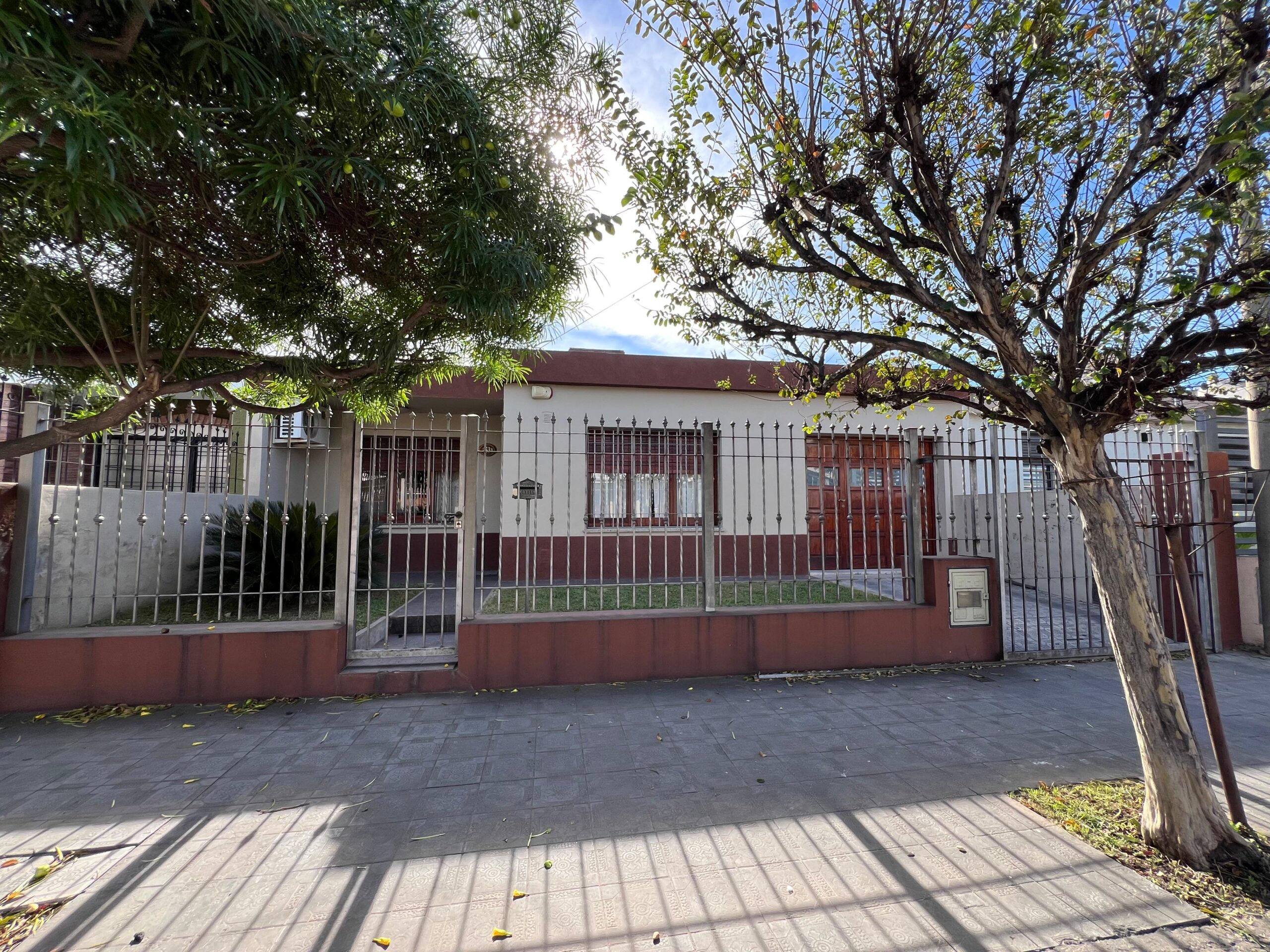 Centro América, a mts de Cpc. Juan b. Justo, 3 dormitorios, vestidor, 2 baños, galeria.