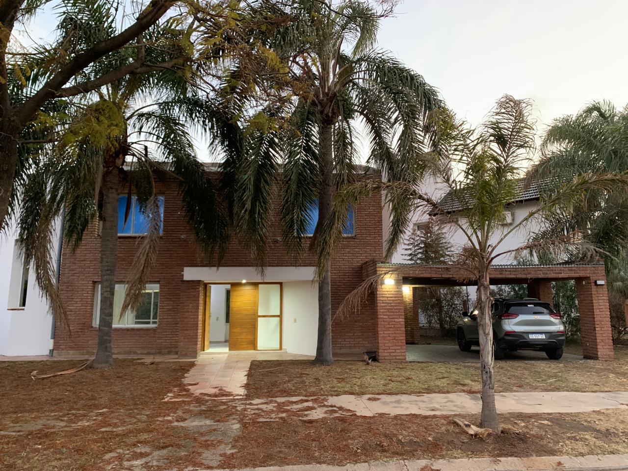 Se alquila casa de categoría en Valle Escondido barrio Los Soles