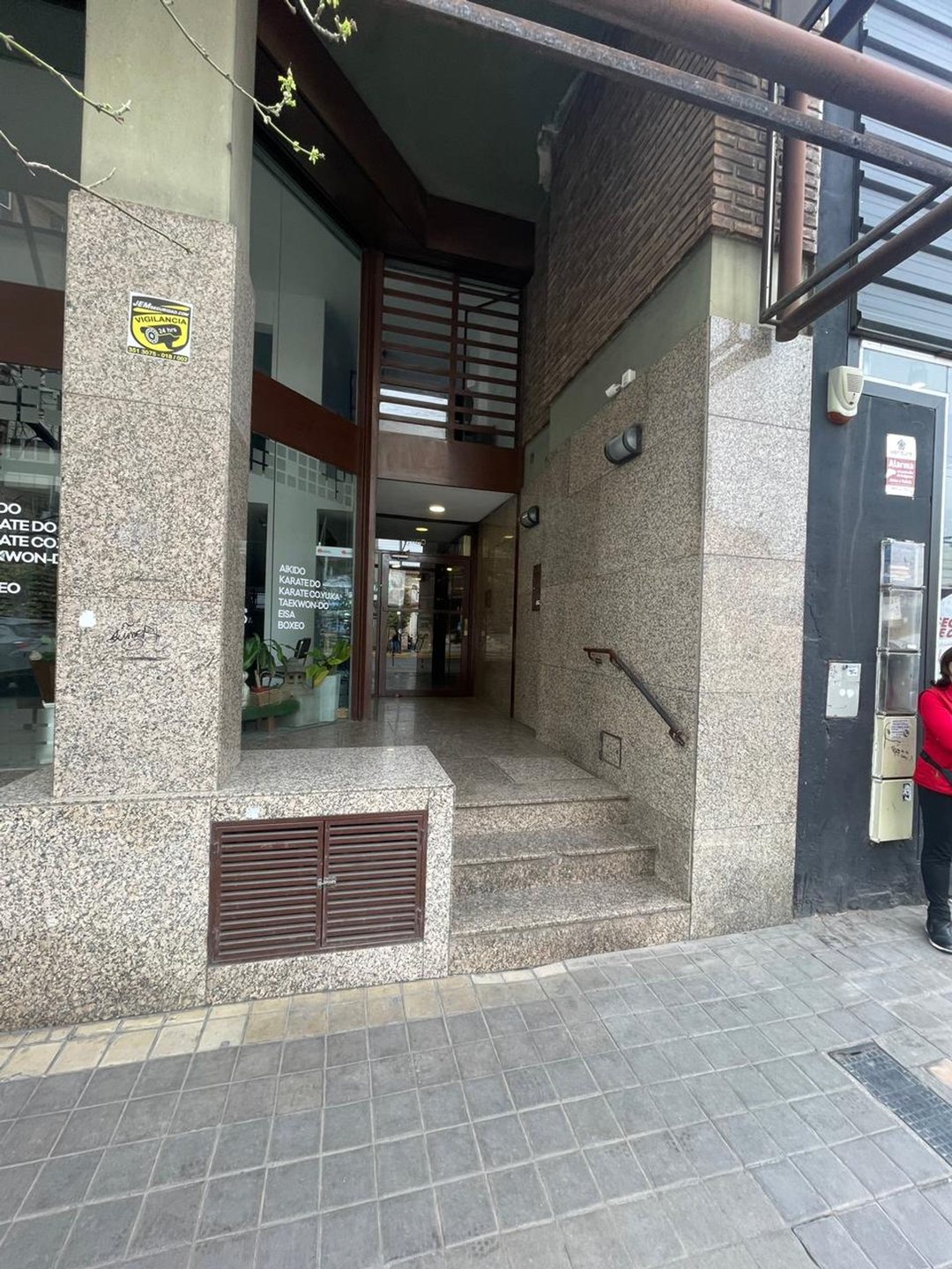 SE VENDE AMPLIO MONOAMBIENTE EN AV COLON
