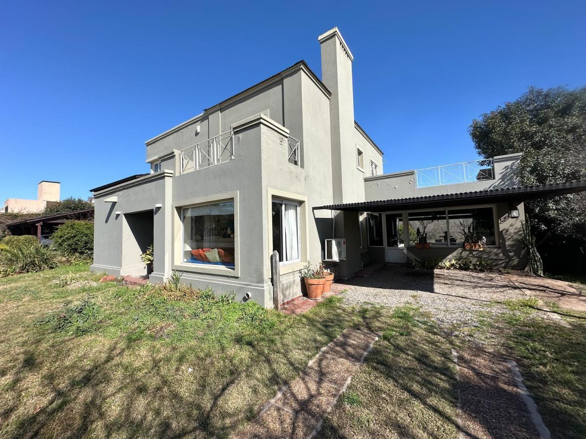 SE VENDE EXCLUSIVA PROPIEDAD DE 4 DORMITORIOS EN BARRIO LOS ARBOLES VALLE ESCONDIDO