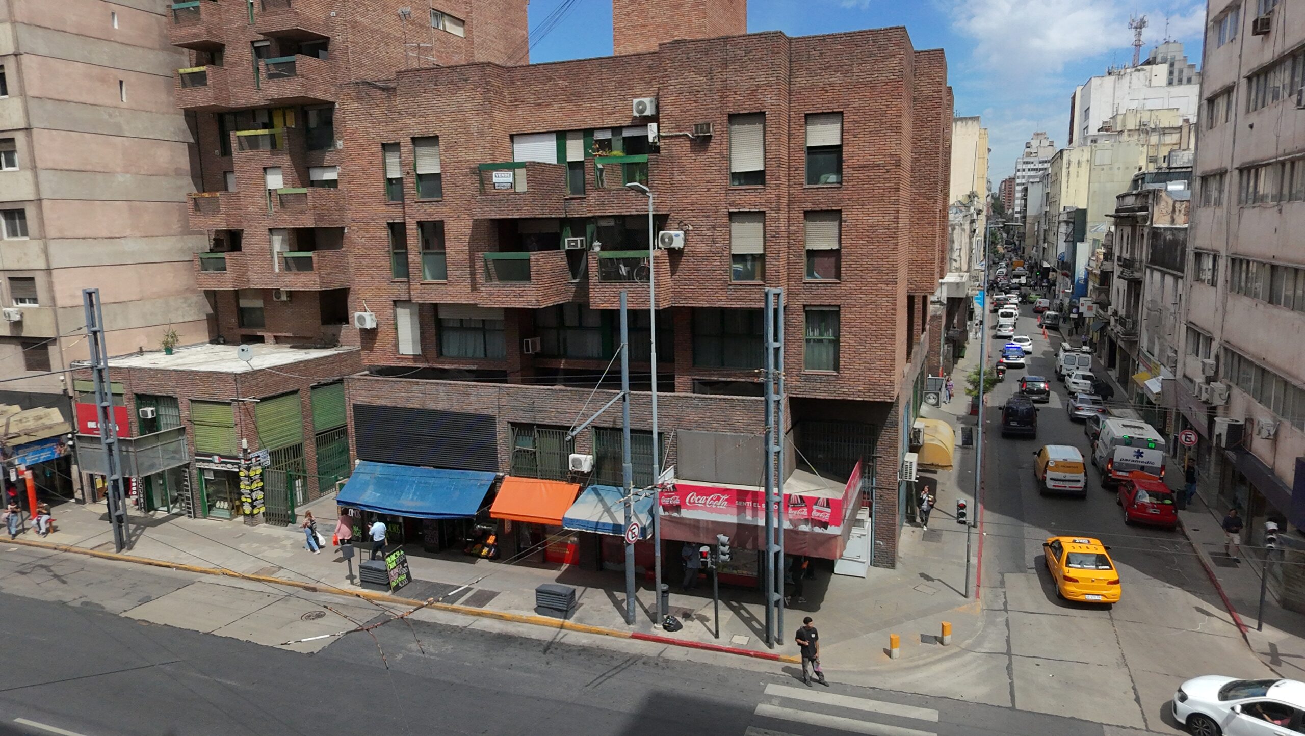DEPARTAMENTO EN PLENO CENTRO UBICADO SOBRE LA AVENIDA EMILIO OLMOS Y ALVEAR