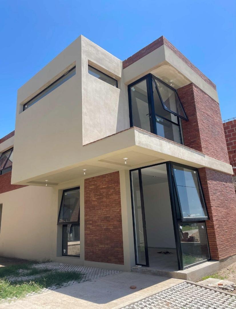 SE VENDE DUPLEX DE 3 DORMITORIOS EN TERRAZA DE MANANTIALES BARRIO CERRADO