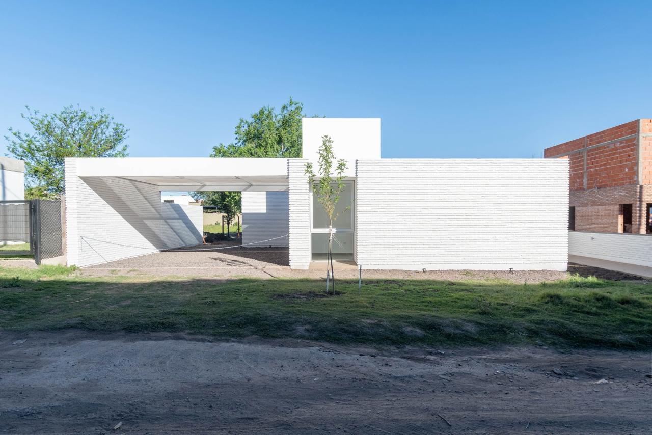 SE VENDE EXCLUSIVA CASA A ESTRENAR EN VILLA RUMIPAL