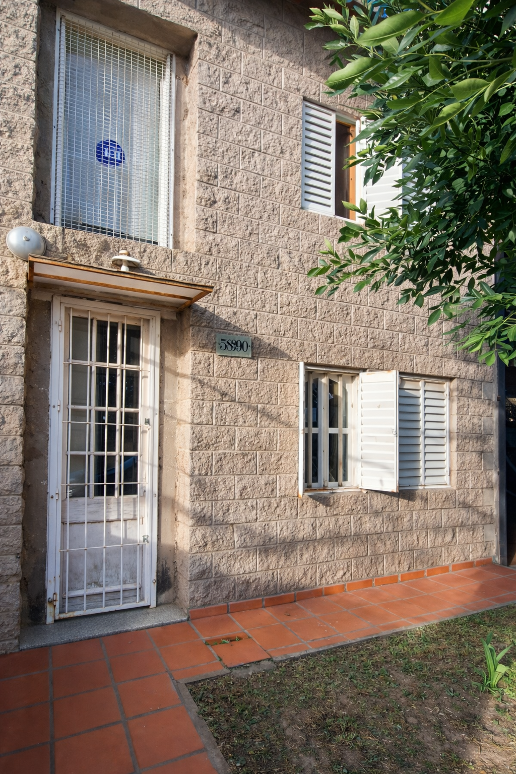 SE VENDE CASA DE DOS DORMITORIOS MAS TERRENO EN BARRIO LOS ROBLES