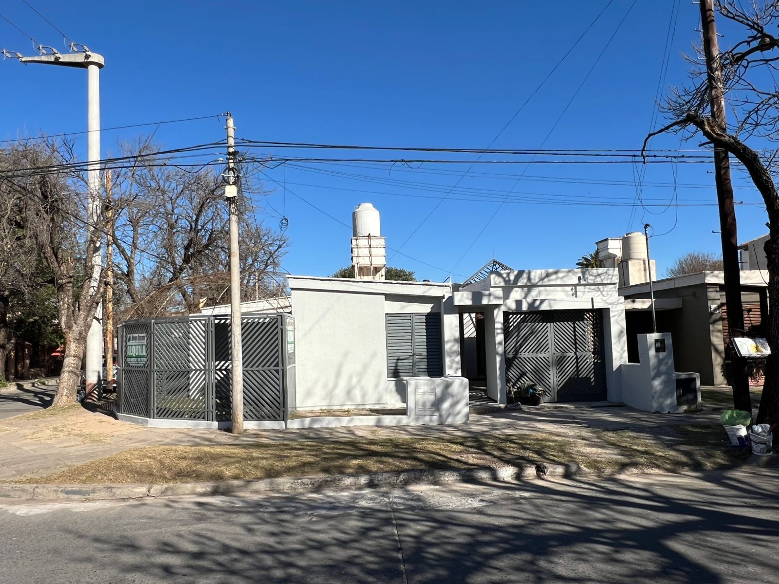 CASA EN VENTA BARRIO RESIDENCIAL VELEZ SARSFIELD – 4 DORMITORIOS CON COCHERA