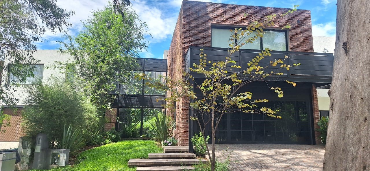 SE VENDE EXCLUSIVA PROPIEDAD DE 4 DORMITORIOS EN SANTINA NORTE VALLE ESCONDIDO