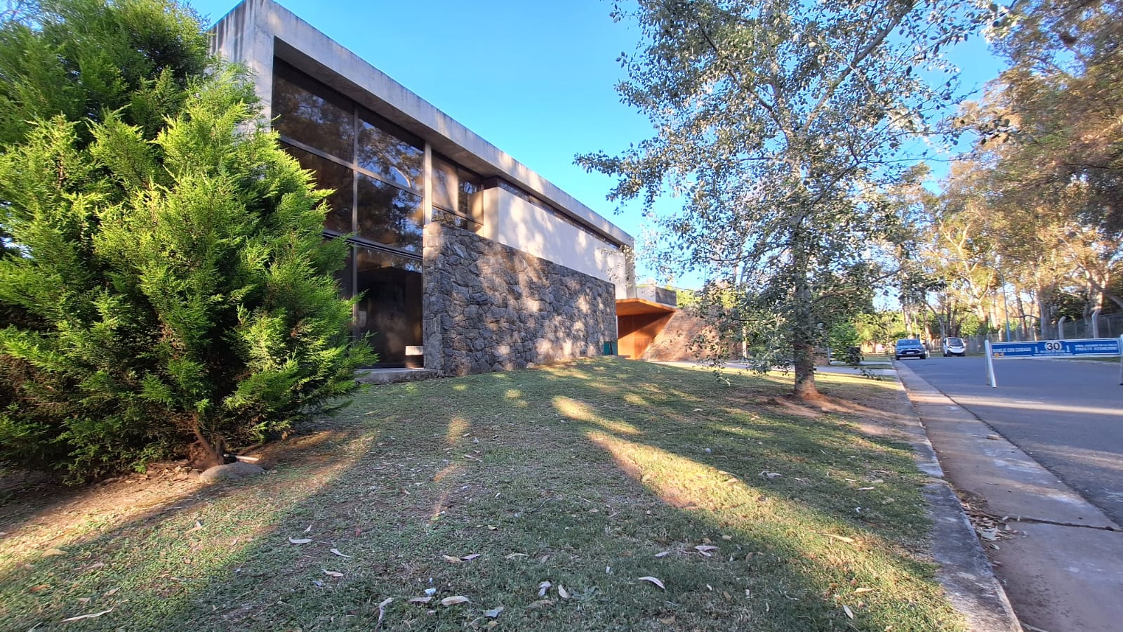 SE VENDE CASA DE CATEGORIADE 4 DORMITORIOS EN BARRIO JARDIN INGLES