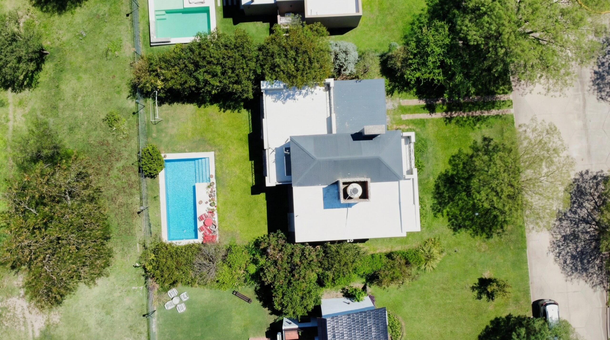 SE VENDE EXCLUSIVA PROPIEDAD DE 4 DORMITORIOS EN BARRIO LOS ARBOLES VALLE ESCONDIDO