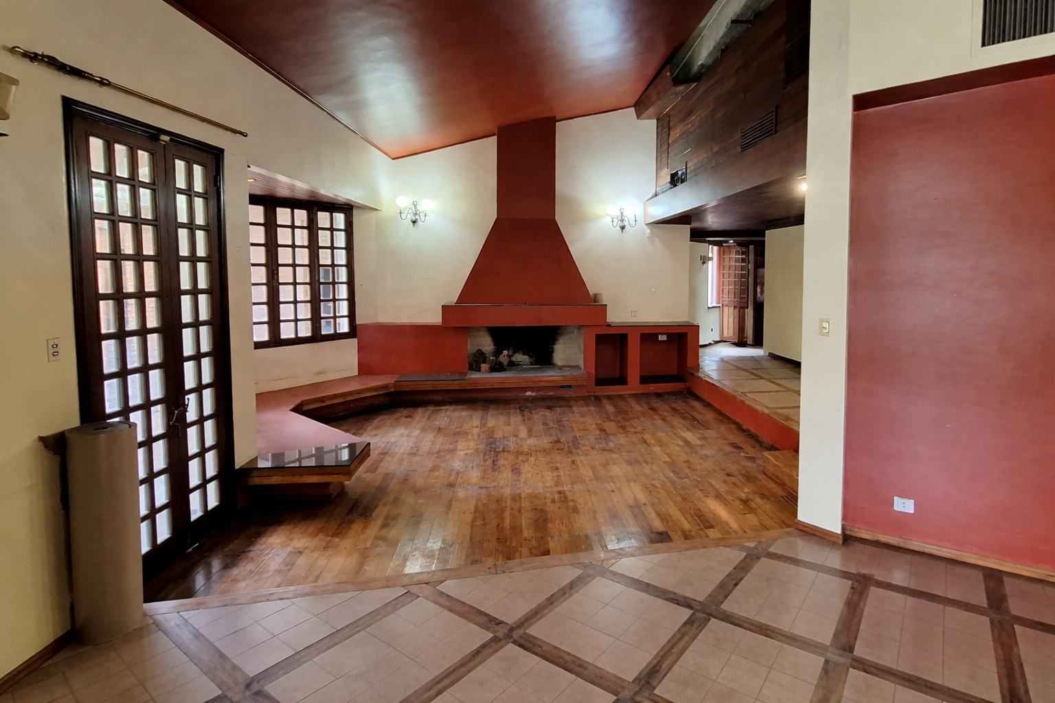 SE VENDE EXCLUISVA CASA DE 4 DORMITORIOS EN EL CORAZON DE URCA